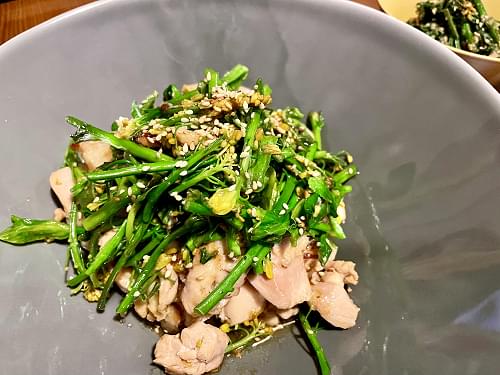 アスパラ菜と鶏もも肉の塩麹炒め